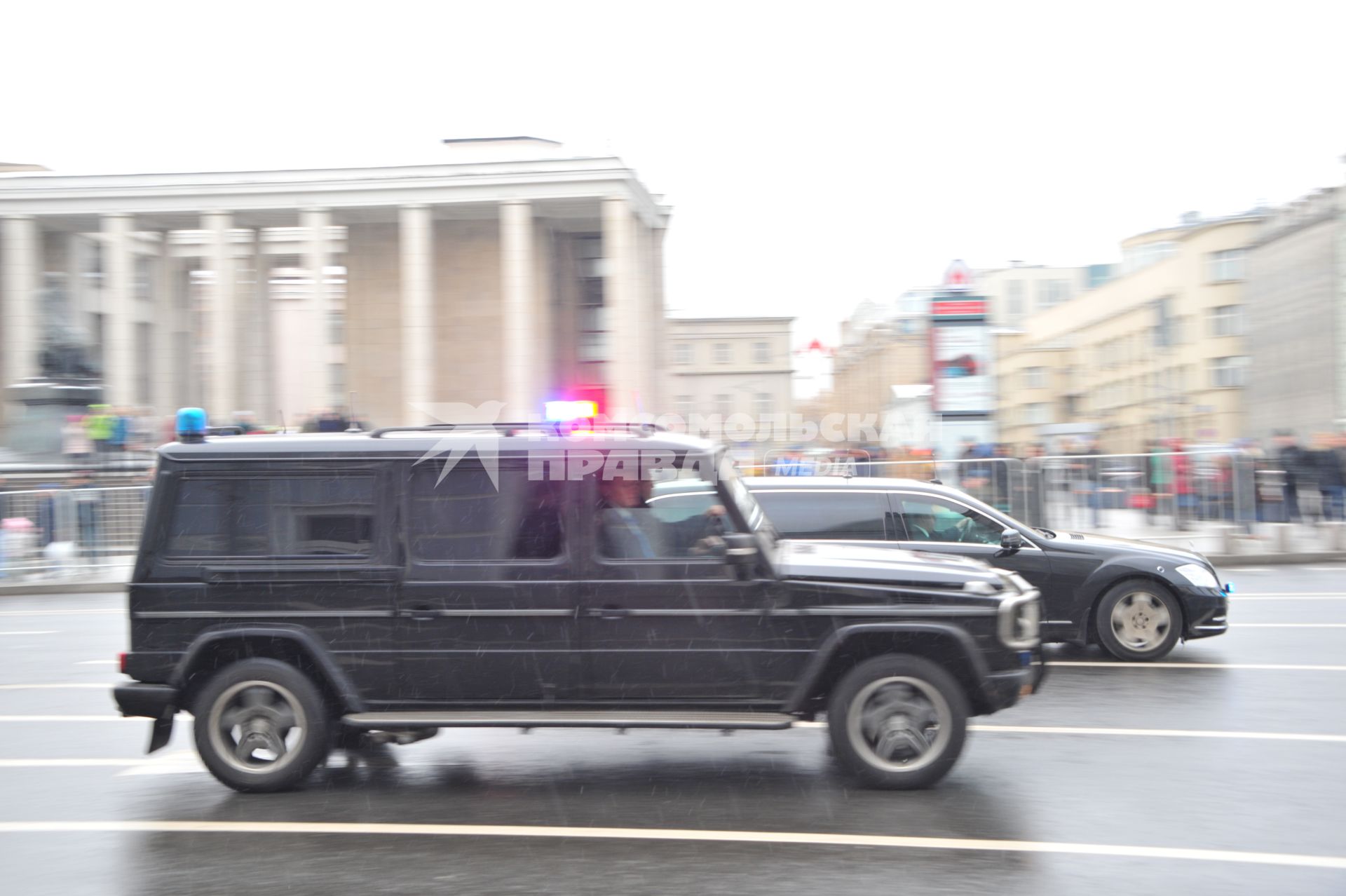 Москва.   Правительственный кортеж на Моховой улице.