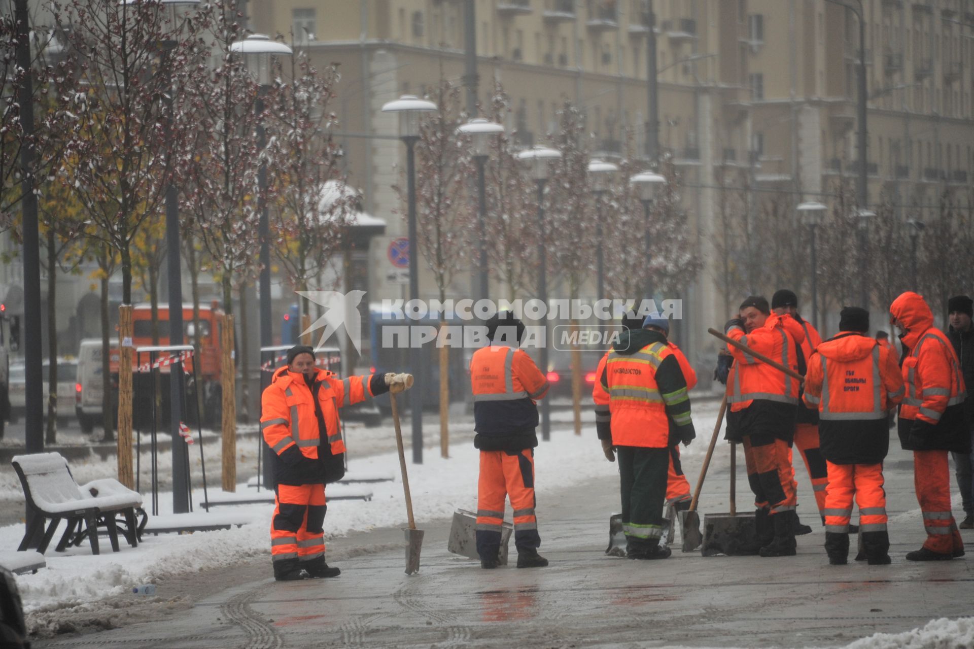 Москва. Сотрудники коммунальной службы  на Садовом кольце.