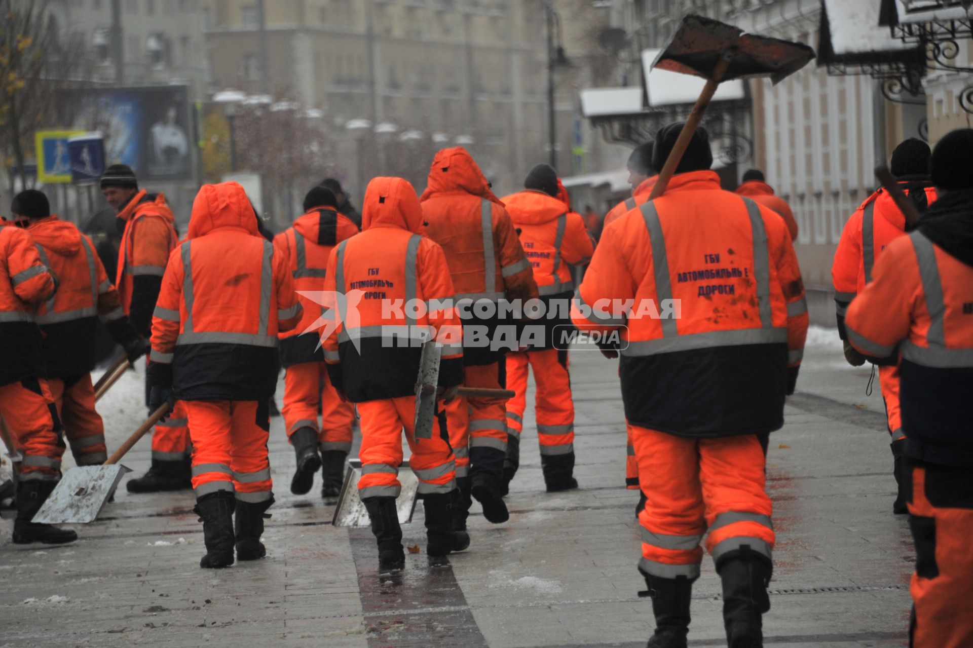 Москва. Сотрудники коммунальной службы  на Садовом кольце.