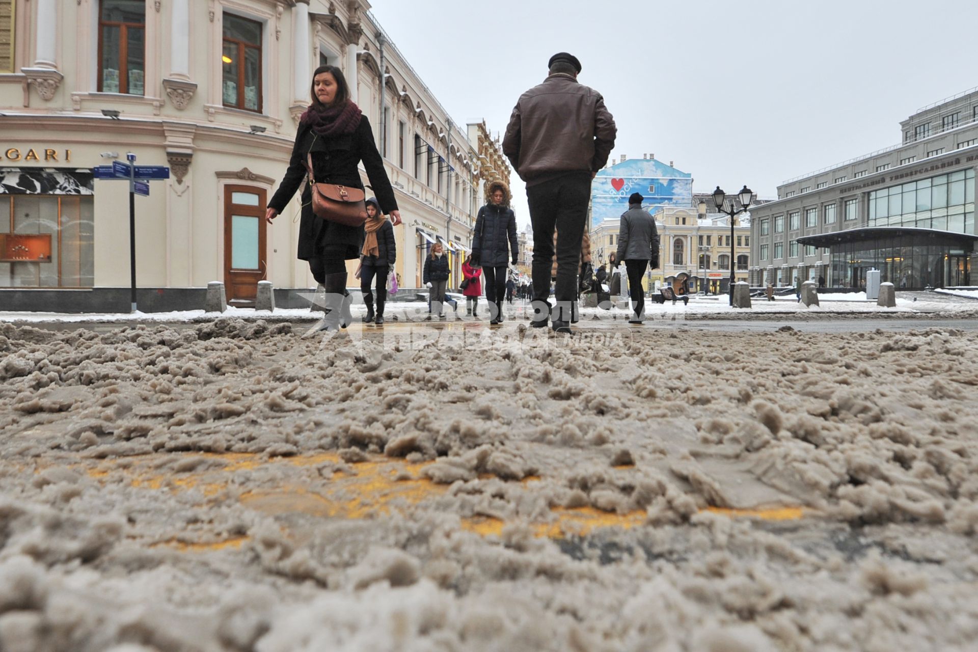 Москва.   Пешеходы идут по глубокому снегу на улице Кузнецкий мост.