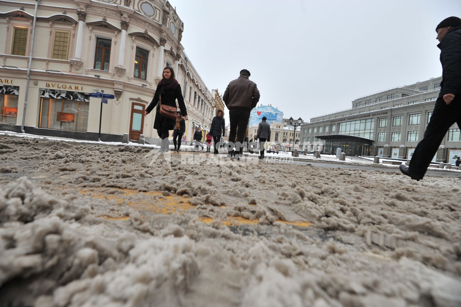 Москва.   Пешеходы идут по глубокому снегу на улице Кузнецкий мост.