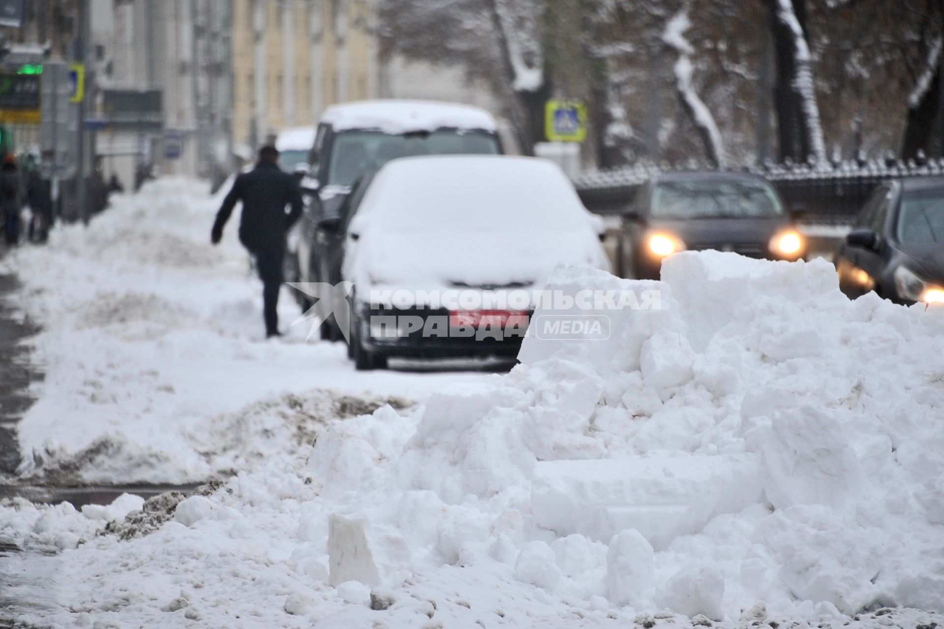 Москва.    Сугробы на Чистопрудном бульваре.