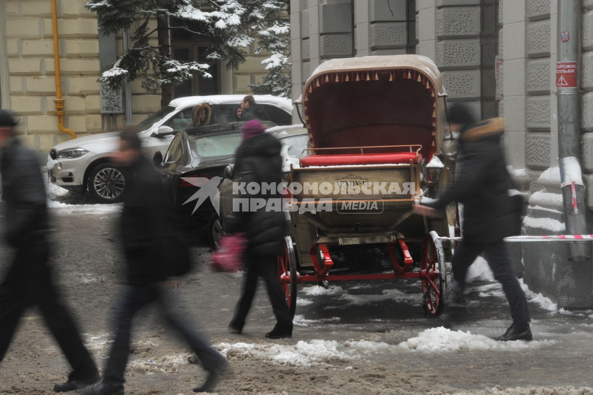 Москва.  Старинная карета и машины стоят во дворе   Мясницкой улицы.