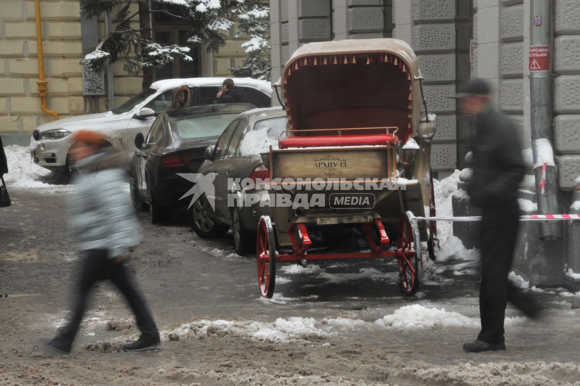 Москва.  Старинная карета и машины стоят во дворе   Мясницкой улицы.