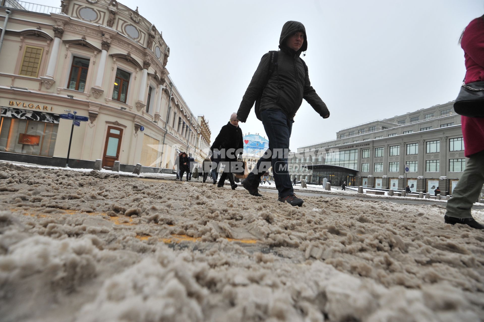 Москва.   Пешеходы идут по глубокому снегу на улице Кузнецкий мост.