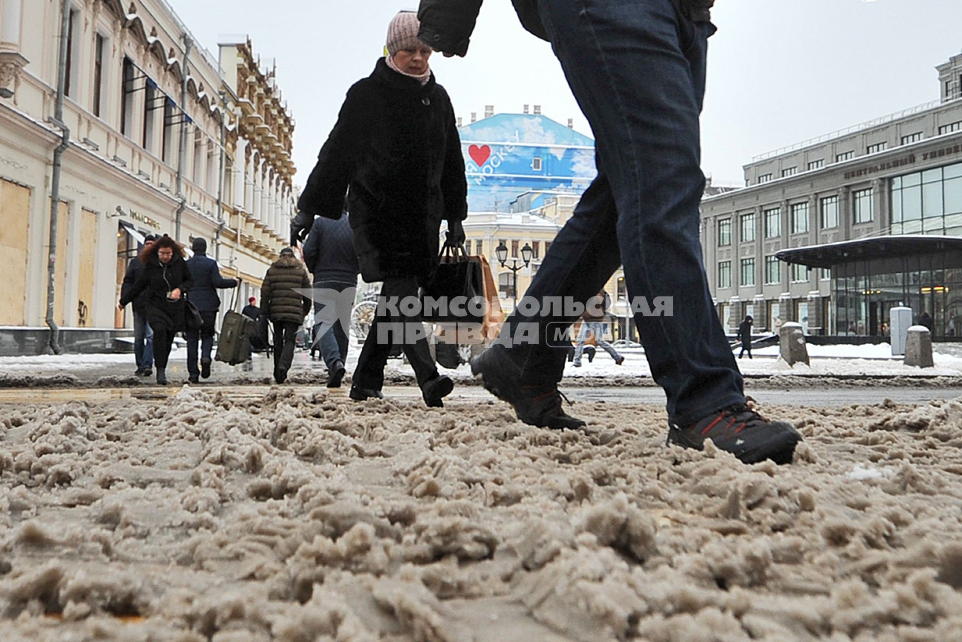 Москва.   Пешеходы идут по глубокому снегу на улице Кузнецкий мост.