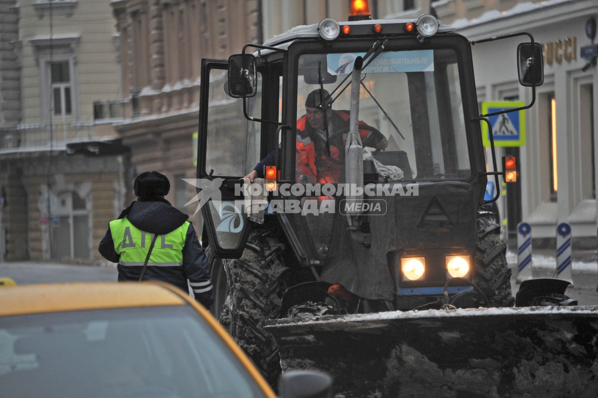 Москва.   Уборка снега на Петровке.