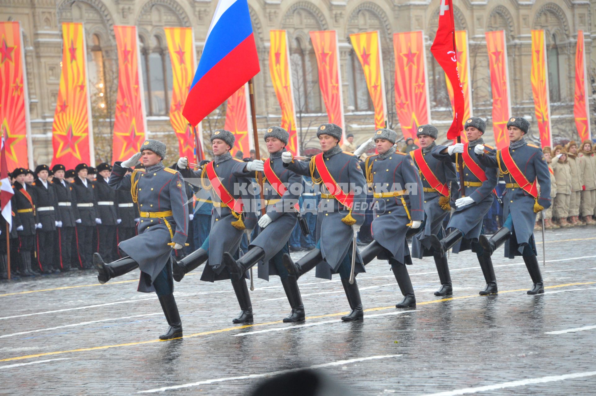 Москва.  Военнослужащие  во время торжественного марша, посвященного 75-й годовщине военного парада 1941 года на Красной площади.