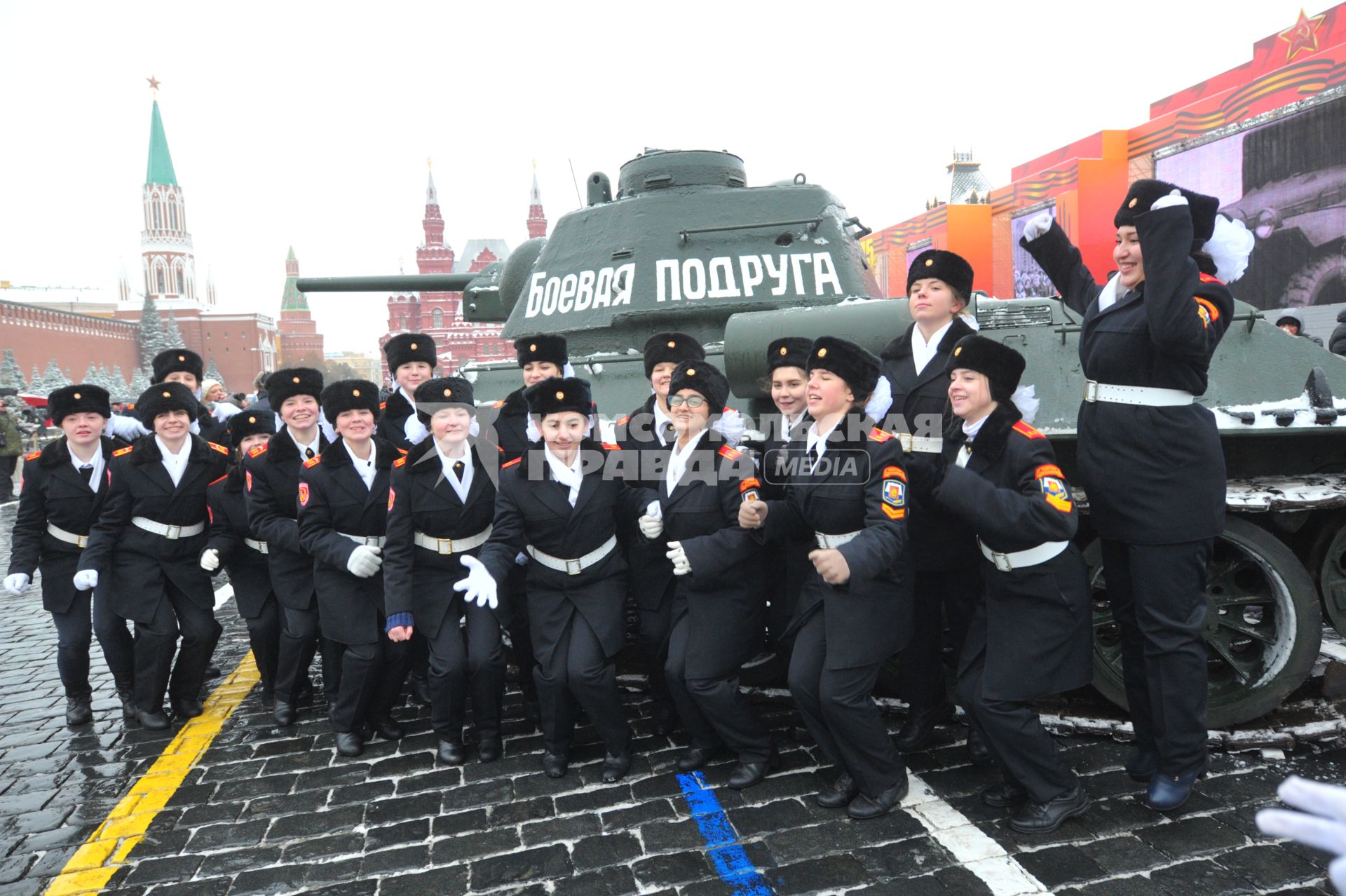 Москва. Девушки-курсанты фотографируются рядом с танком  после  торжественного марша, посвященного 75-й годовщине военного парада 1941 года на Красной площади.