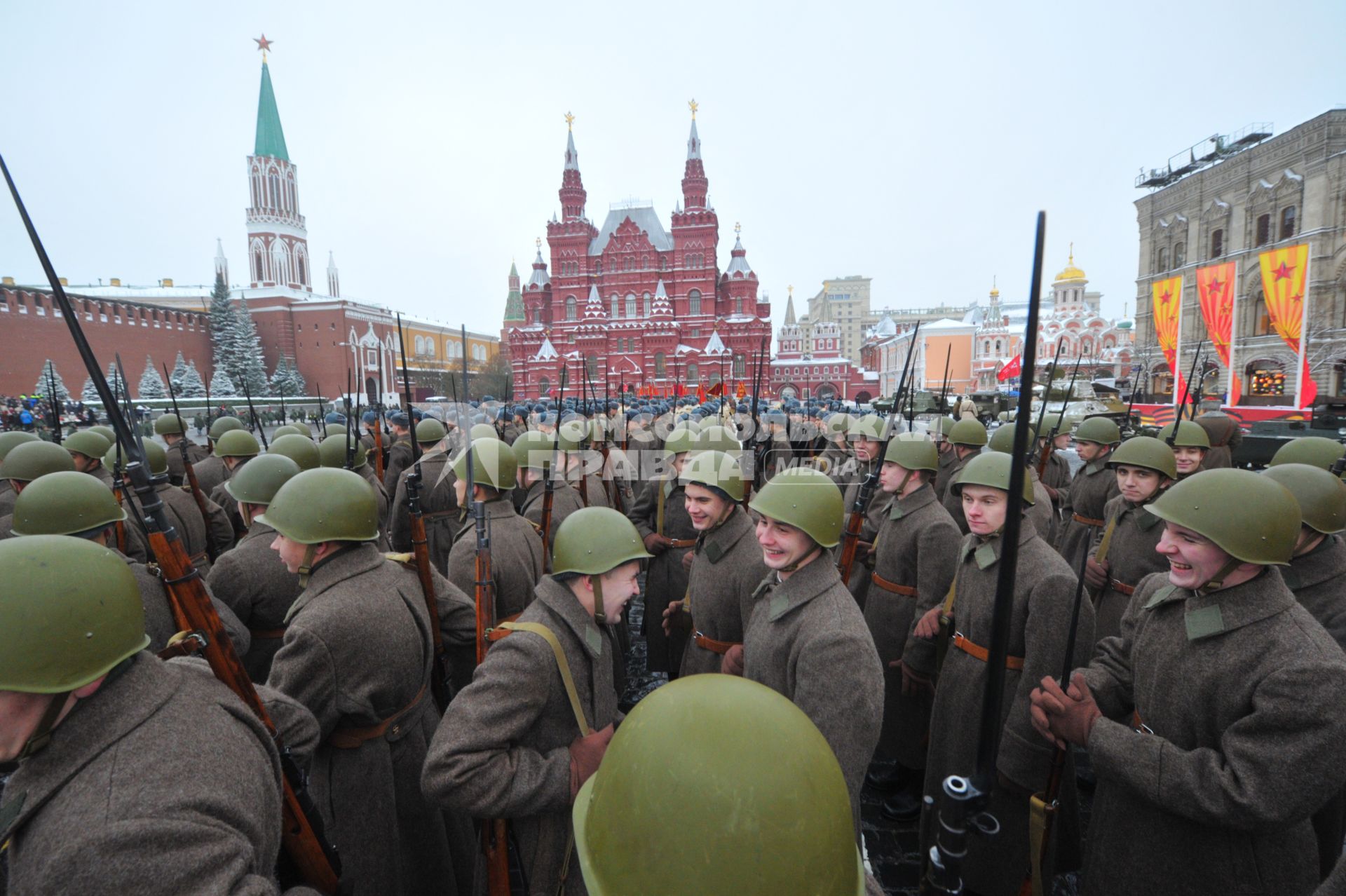 Москва.  Военнослужащие в форме Красной армии времен Великой Отечественной войны перед началом торжественного марша, посвященного 75-й годовщине военного парада 1941 года на Красной площади.