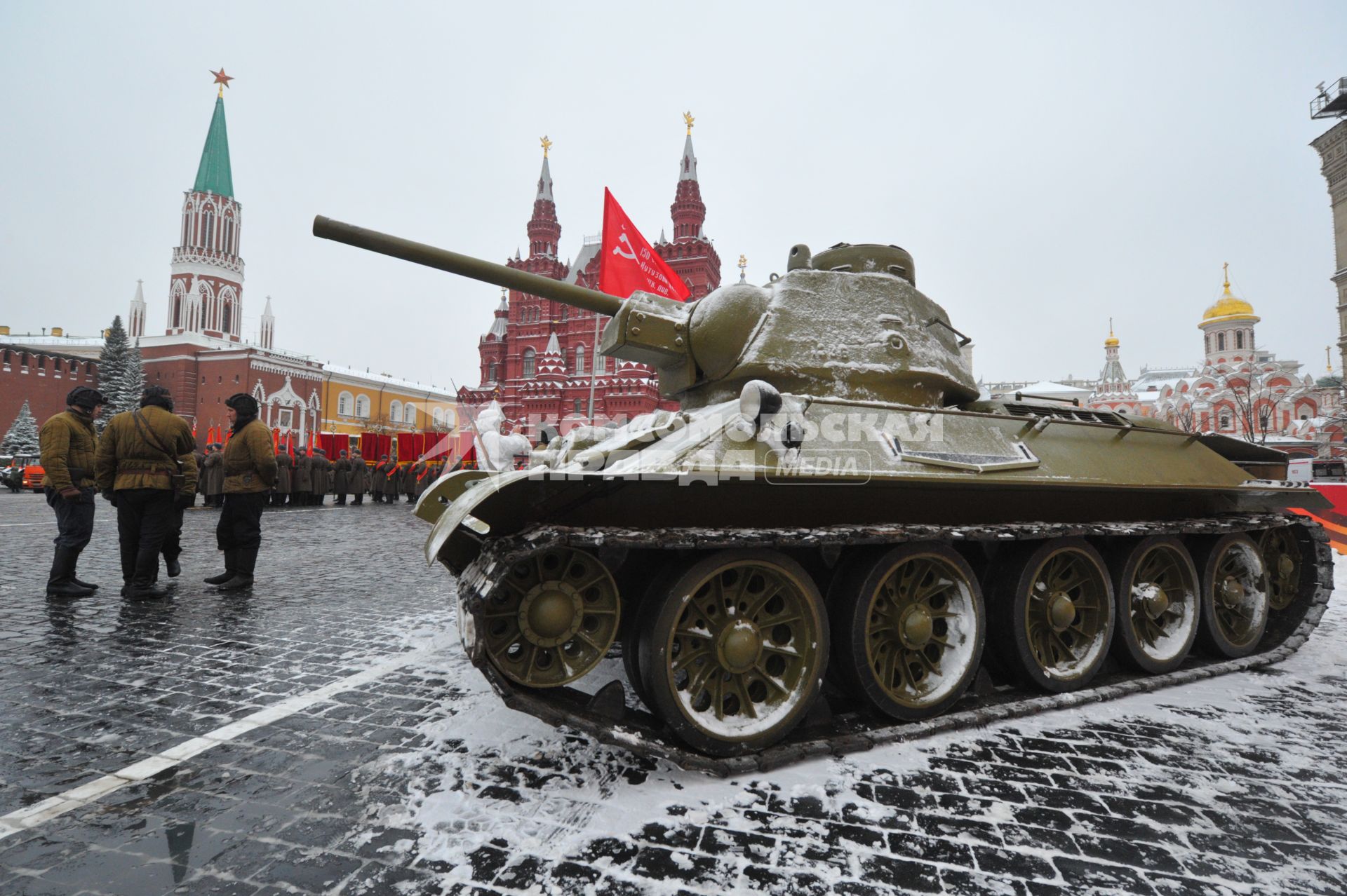 Москва.  Военнослужащие в форме Красной армии времен Великой Отечественной войны перед началом торжественного марша, посвященного 75-й годовщине военного парада 1941 года на Красной площади.