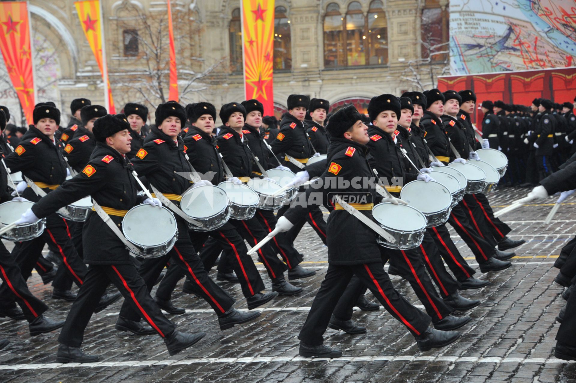 Москва. Учащиеся военно-музыкального училища во время торжественного марша, посвященного 75-й годовщине военного парада 1941 года на Красной площади.