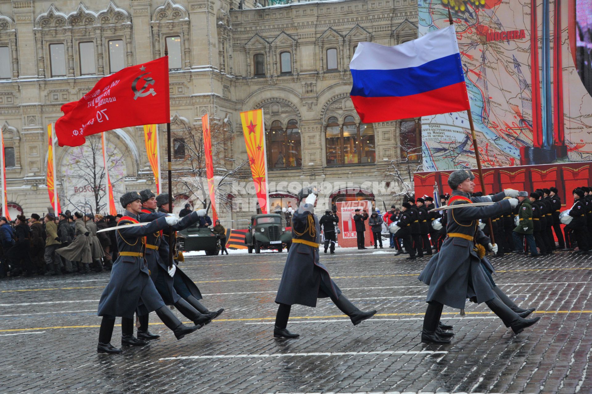 Москва.  Военнослужащие  во время торжественного марша, посвященного 75-й годовщине военного парада 1941 года на Красной площади.