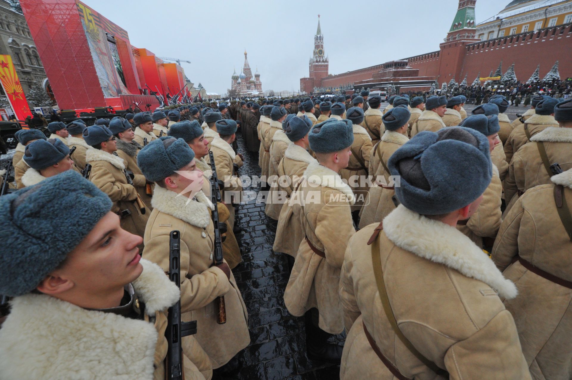 Москва.  Военнослужащие в форме Красной армии времен Великой Отечественной войны перед началом торжественного марша, посвященного 75-й годовщине военного парада 1941 года на Красной площади.