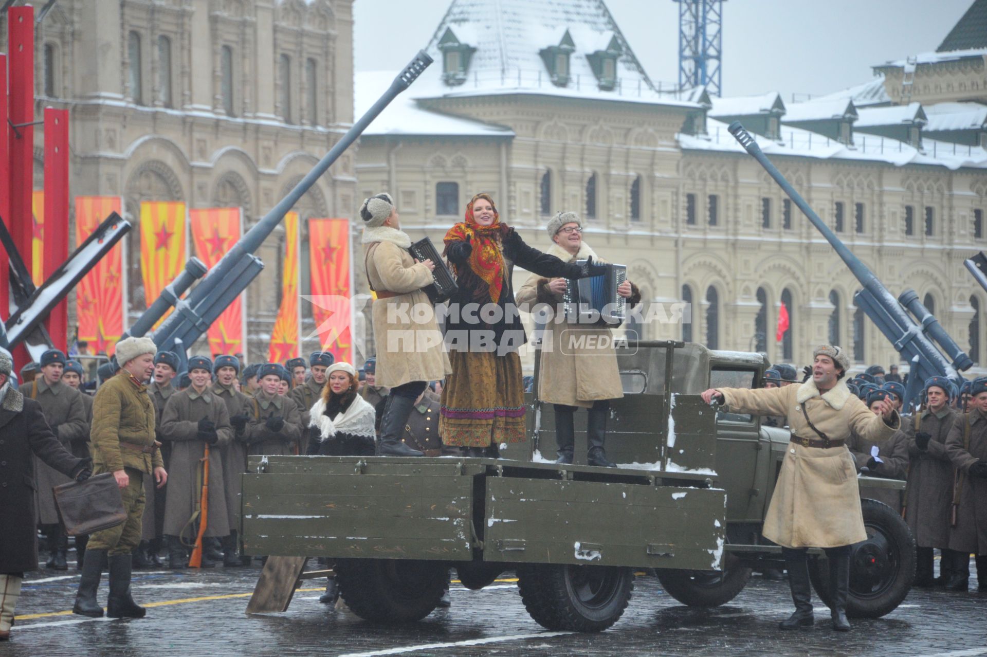 Москва.  Участники торжественного  марша, посвященного 75-й годовщине военного парада 1941 года на Красной площади.