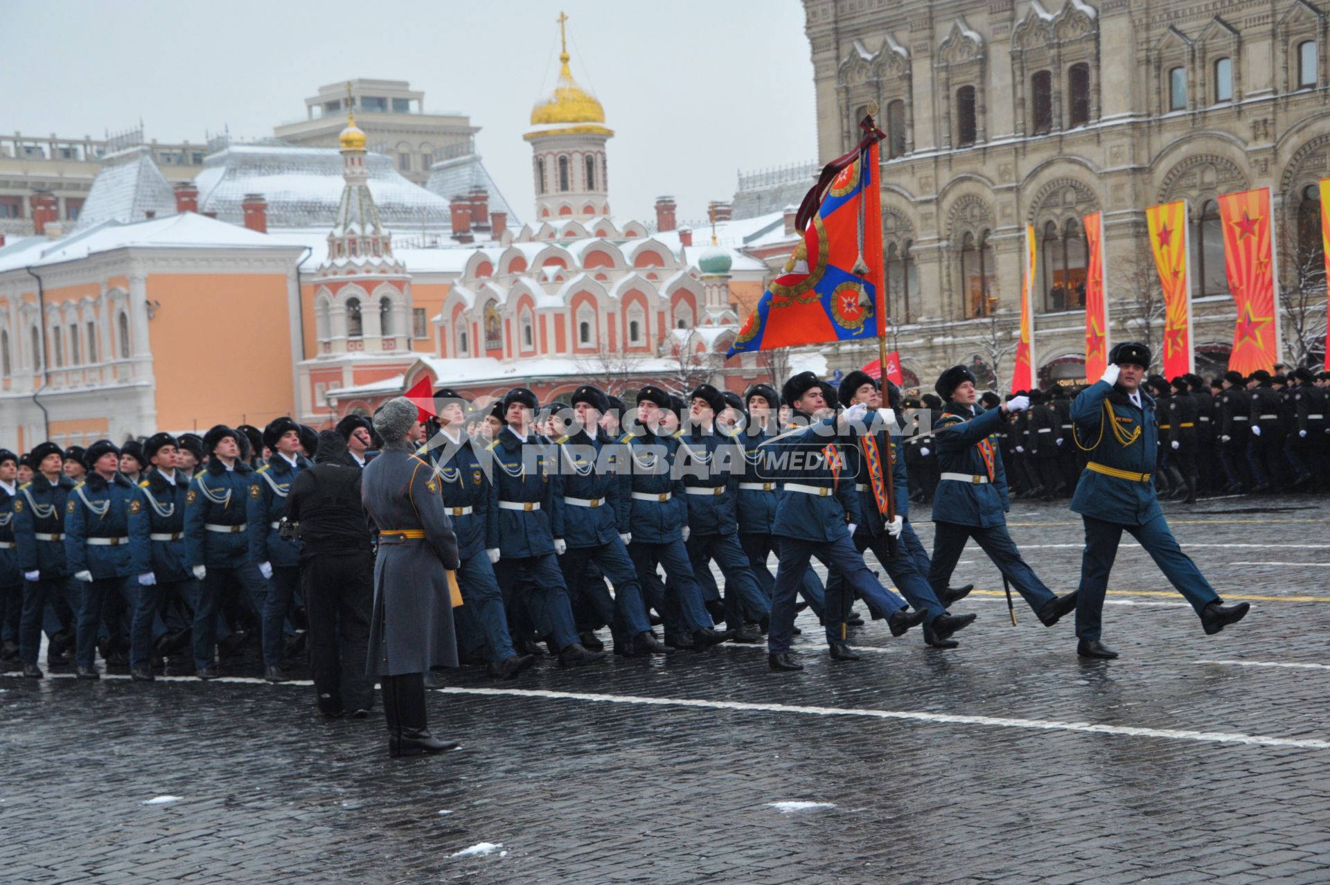 Москва. Военнослужащие  во время торжественного марша, посвященного 75-й годовщине военного парада 1941 года на Красной площади.