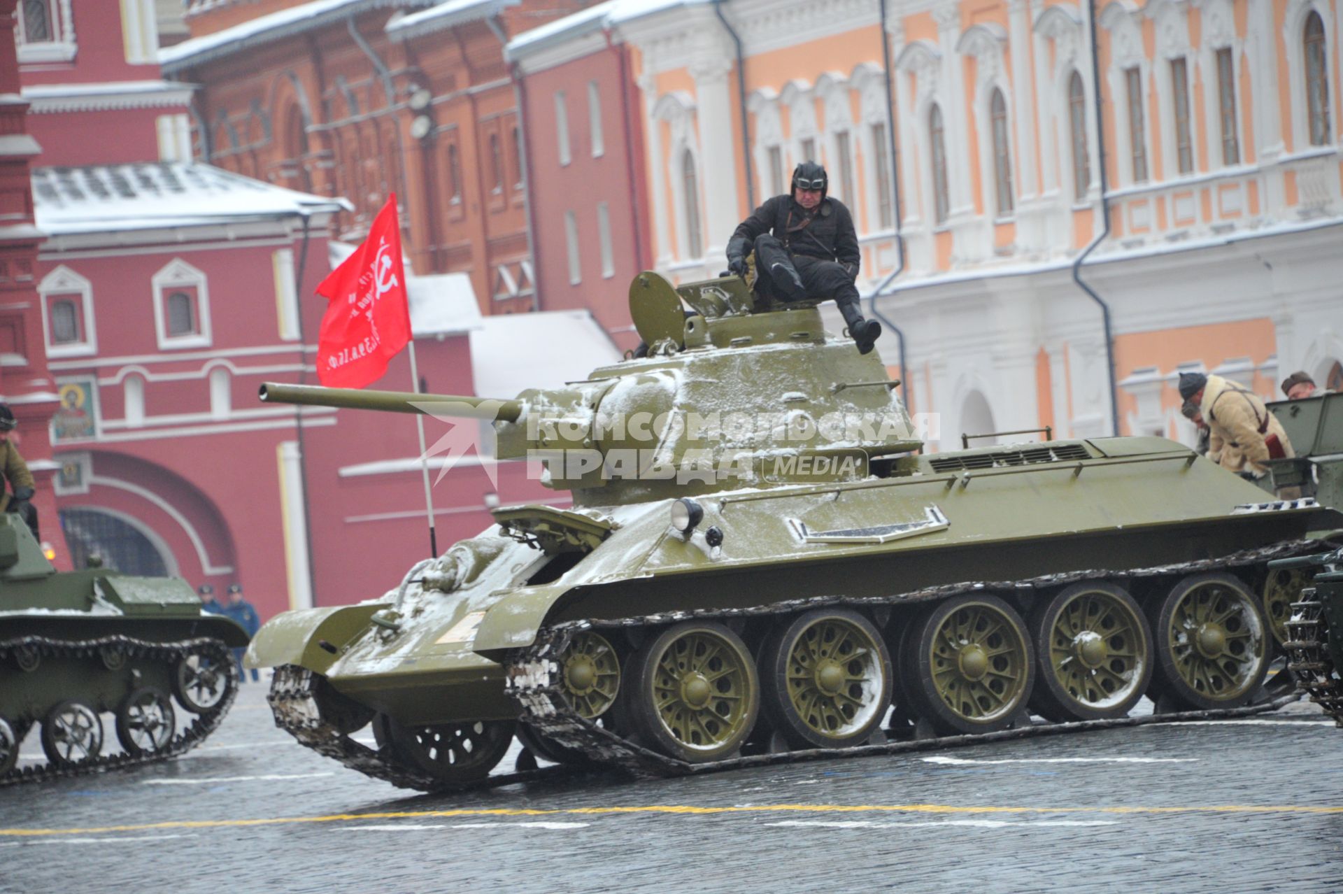 Москва. Танк Т-34 перед началом торжественного марша, посвященного 75-й годовщине военного парада 1941 года на Красной площади.