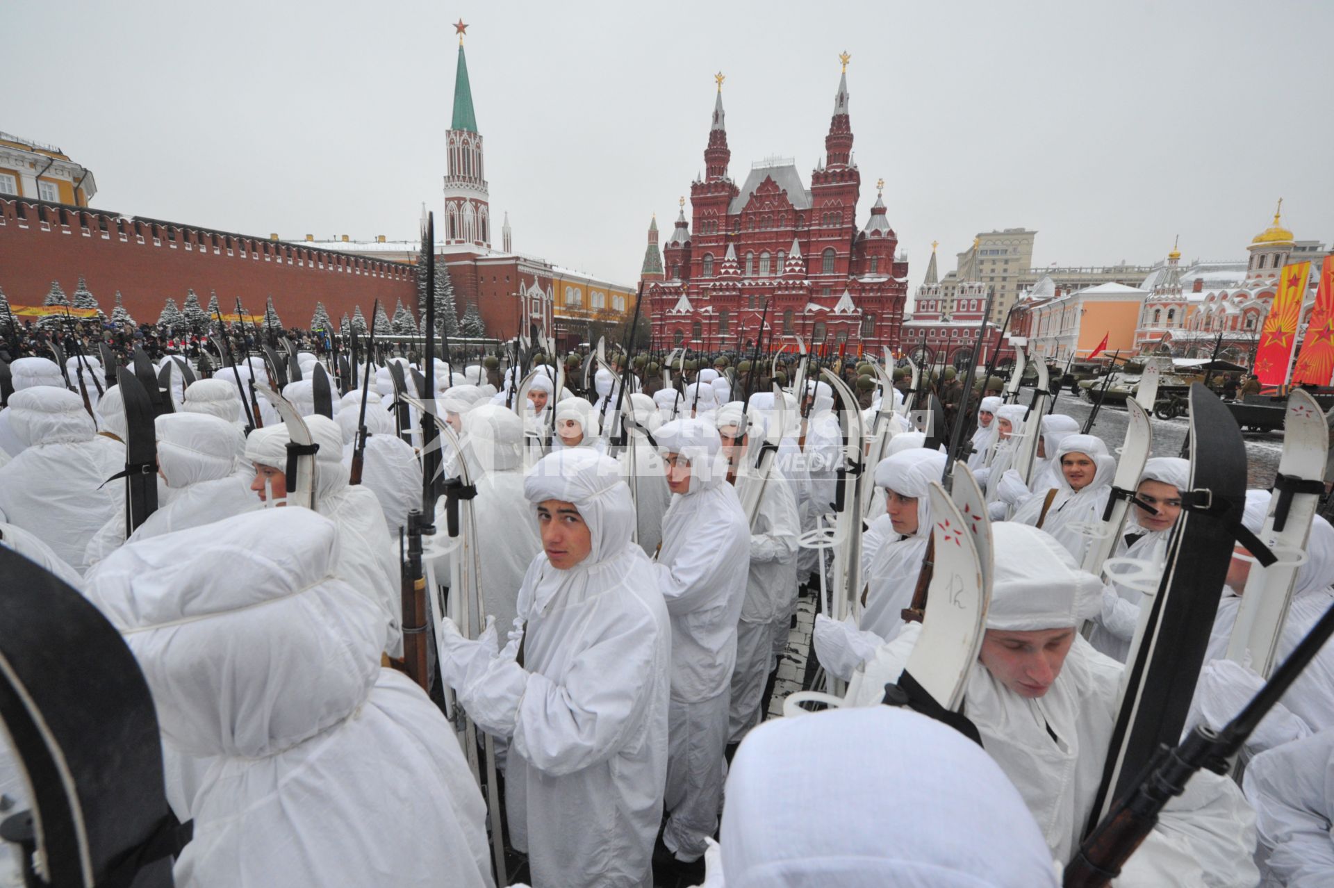 Москва.  Военнослужащие в маск-халатах  времен Великой Отечественной войны перед началом торжественного марша, посвященного 75-й годовщине военного парада 1941 года на Красной площади.