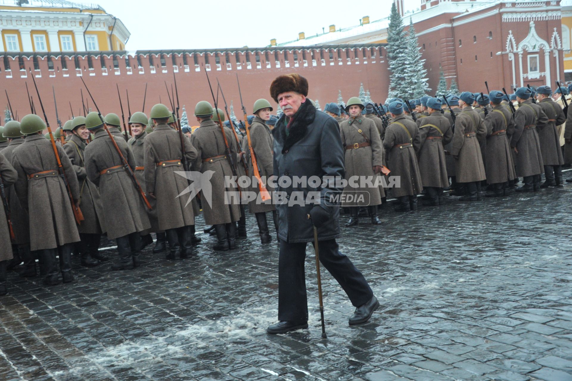 Москва. Ветеран Великой Отечественной войны  перед началом  торжественного марша  , посвященного 75-й годовщине военного парада 1941 года на Красной площади.