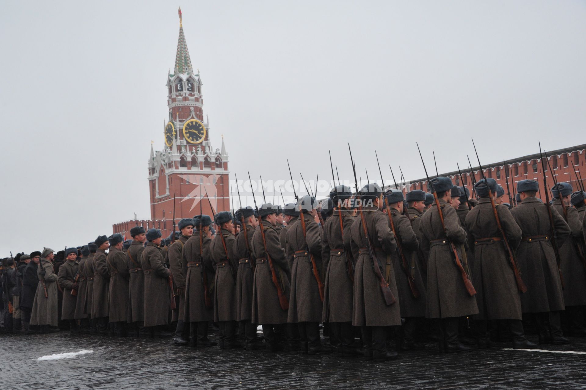 Москва.  Военнослужащие в форме Красной армии времен Великой Отечественной войны перед началом торжественного марша, посвященного 75-й годовщине военного парада 1941 года на Красной площади.