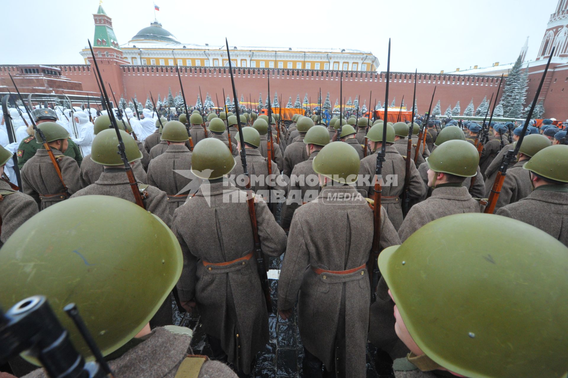 Москва.  Военнослужащие в форме Красной армии времен Великой Отечественной войны перед началом торжественного марша, посвященного 75-й годовщине военного парада 1941 года на Красной площади.