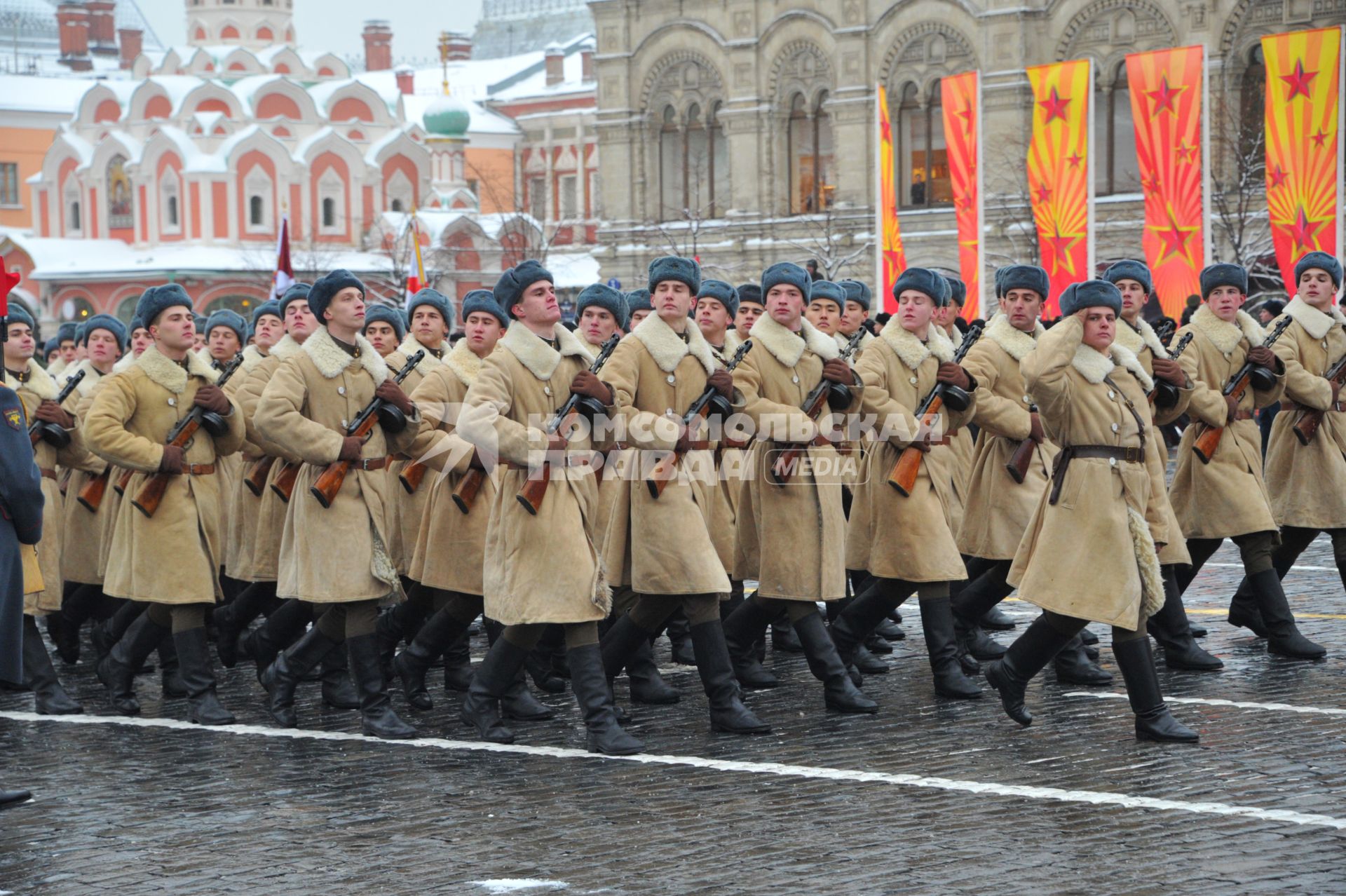 Москва.  Военнослужащие в форме Красной армии времен Великой Отечественной войны во время торжественного марша, посвященного 75-й годовщине военного парада 1941 года на Красной площади.