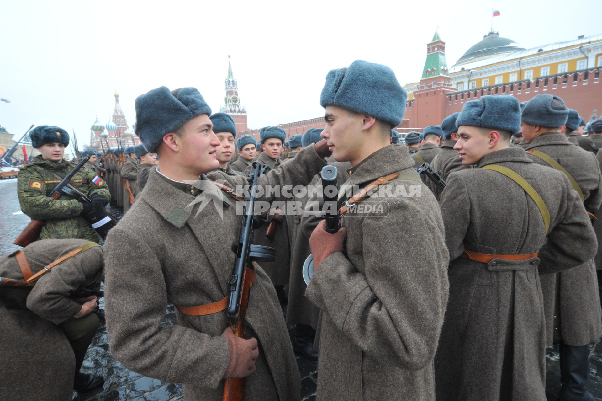 Москва.  Военнослужащие в форме Красной армии времен Великой Отечественной войны перед началом торжественного марша, посвященного 75-й годовщине военного парада 1941 года на Красной площади.