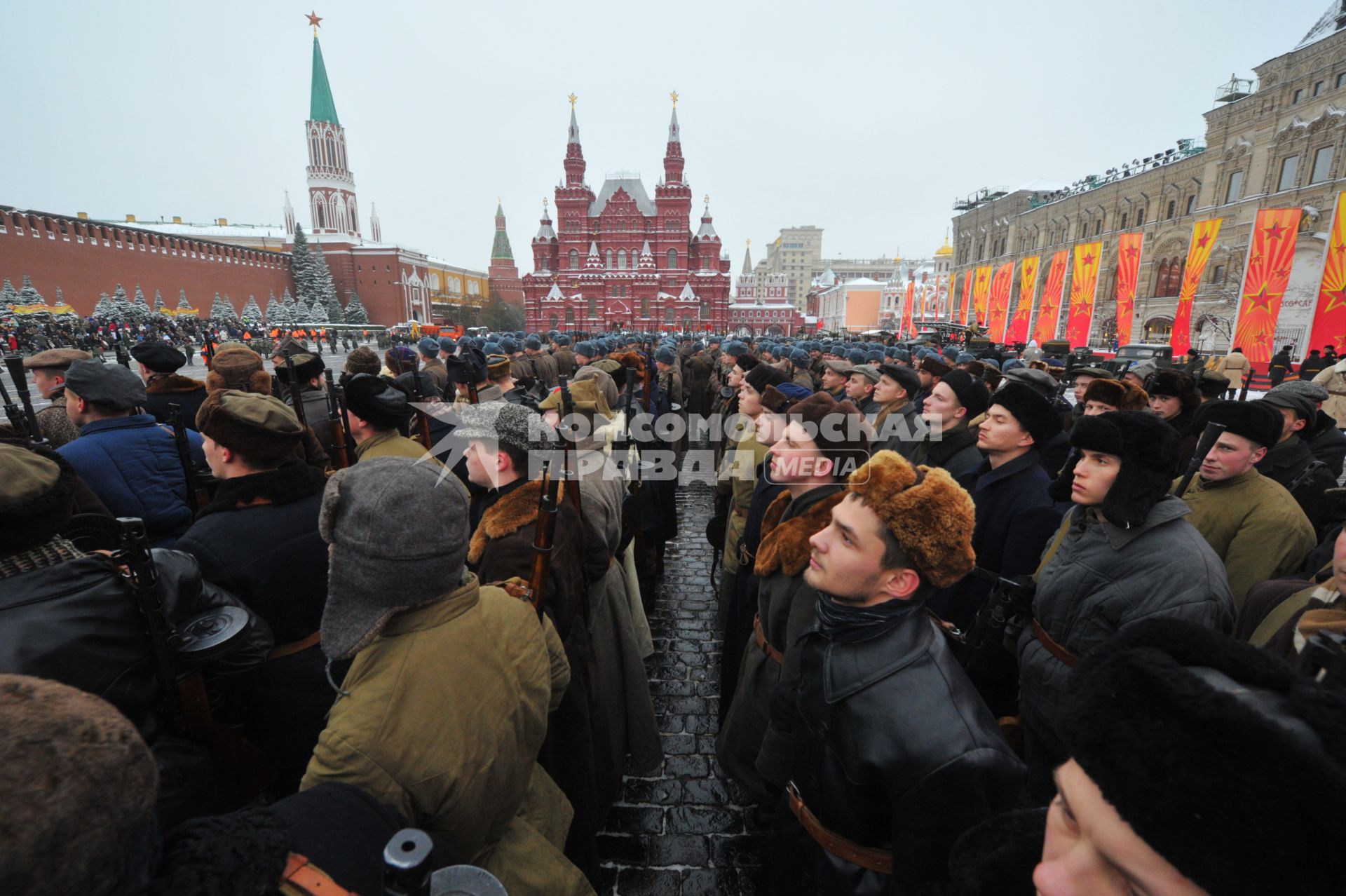 Москва. Участники торжественного марша, посвященного 75-й годовщине военного парада 1941 года на Красной площади.