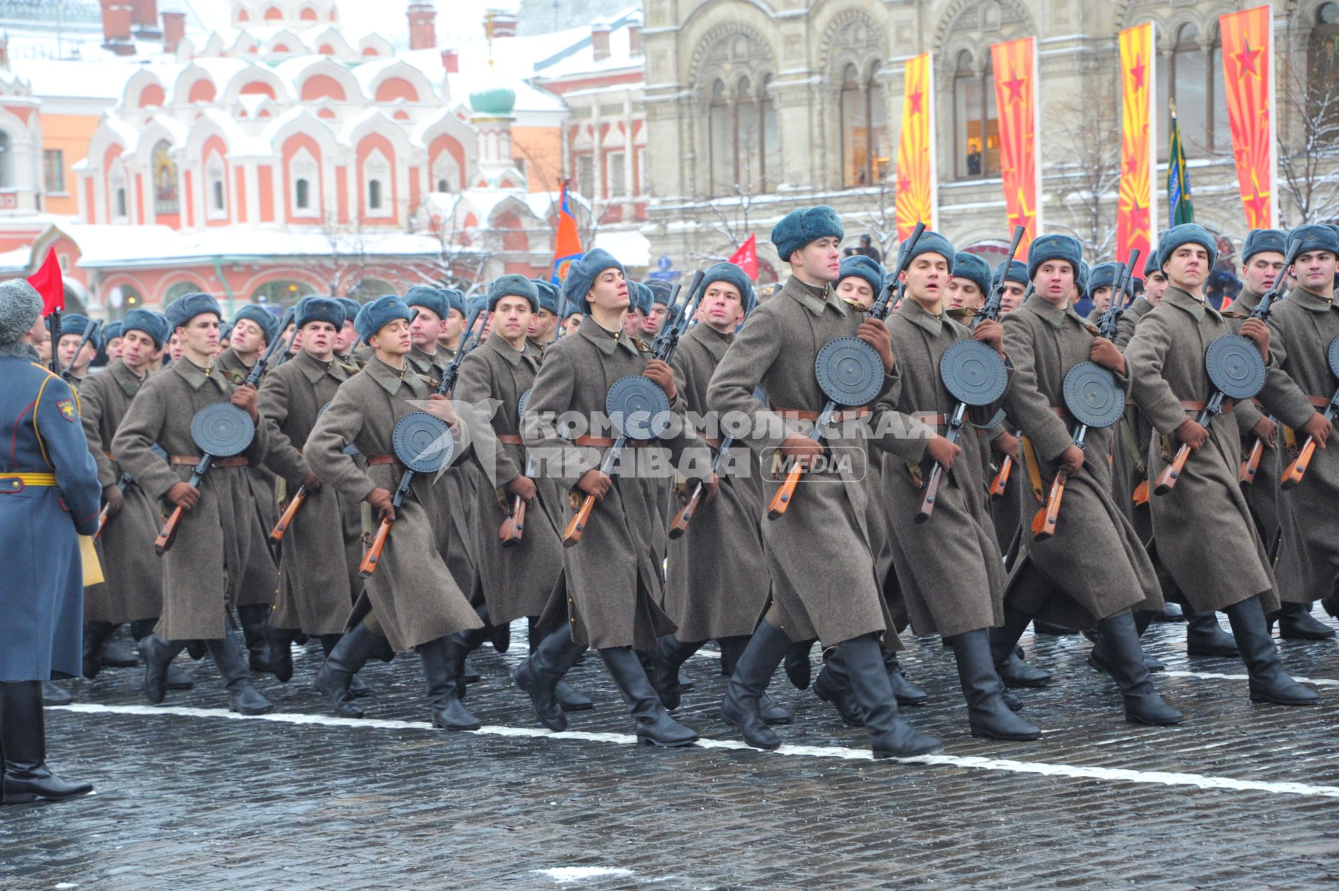 Москва.  Военнослужащие в форме Красной армии времен Великой Отечественной войны во время торжественного марша, посвященного 75-й годовщине военного парада 1941 года на Красной площади.