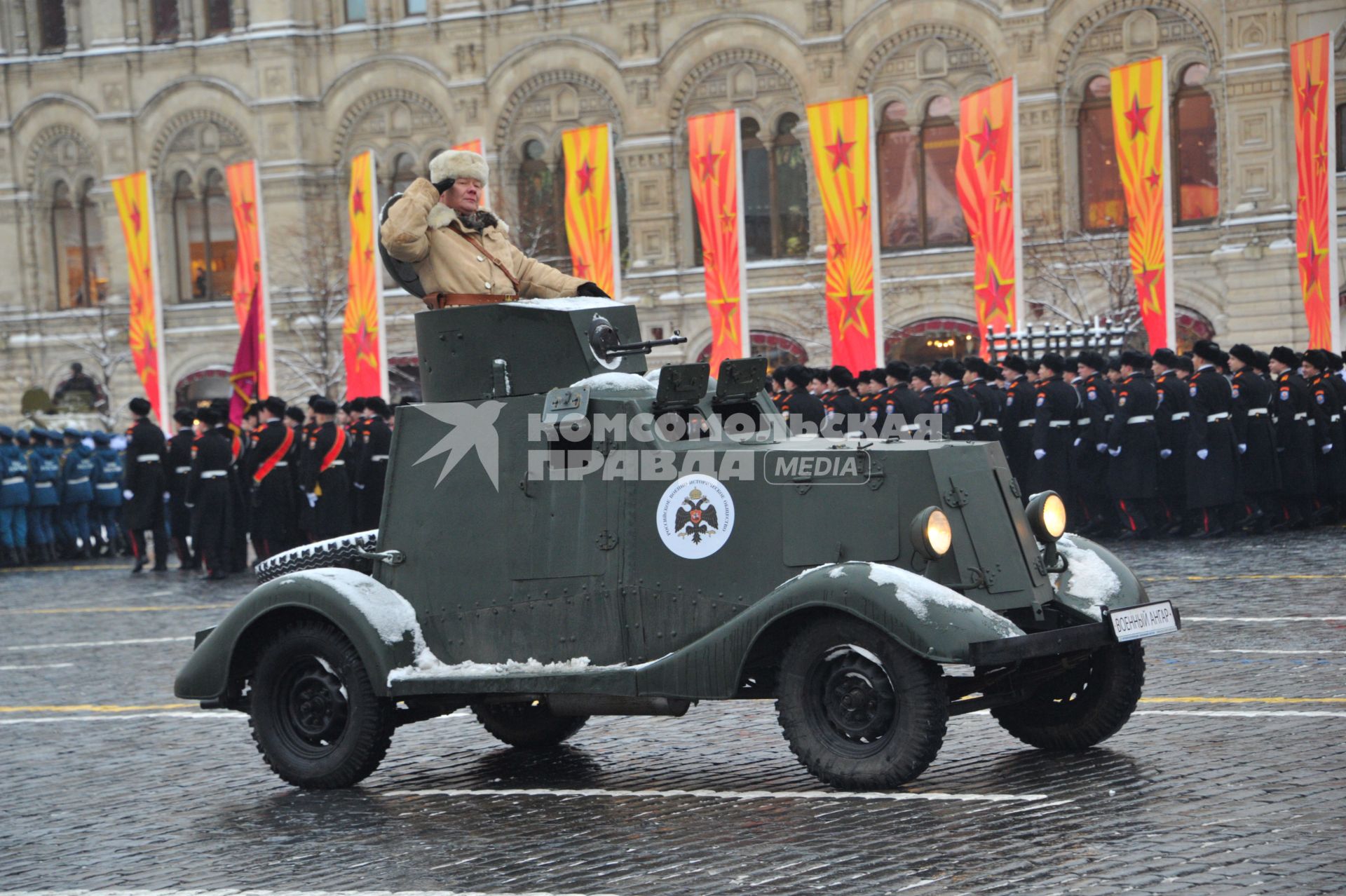 Москва.    Военнослужащий на бронеавтомобиле во время торжественного марша, посвященного 75-й годовщине военного парада 1941 года на Красной площади.