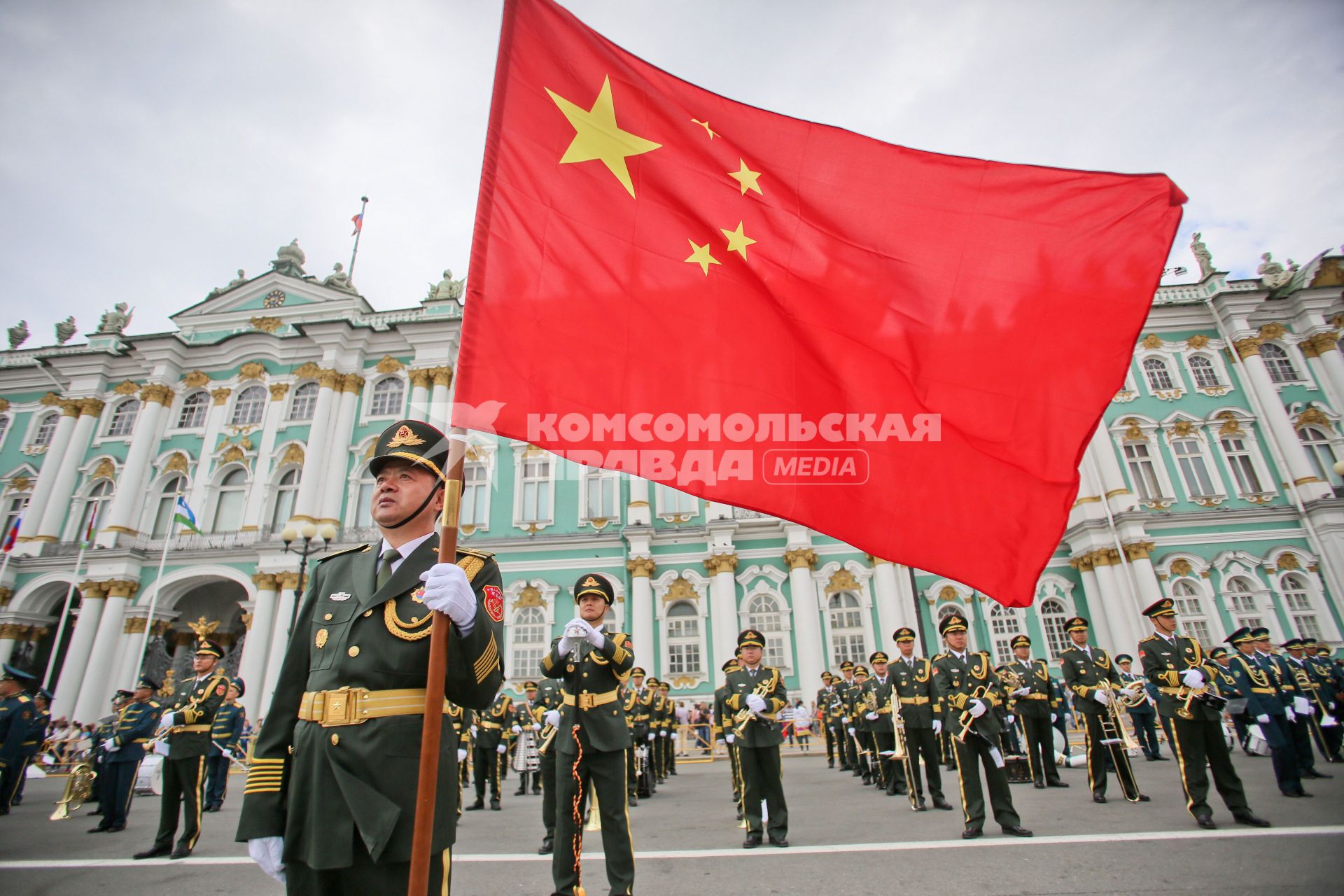 Санкт-Петербург. Показательное выступление китайского оркестра во время парада оркестров на Дворцовой площади.