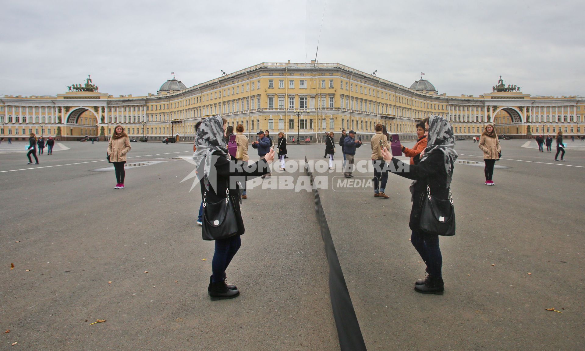 Санкт-Петербург. Зеркальный куб  на Дворцовой площади, установленный для презентации новой модели автомобиля BMW.