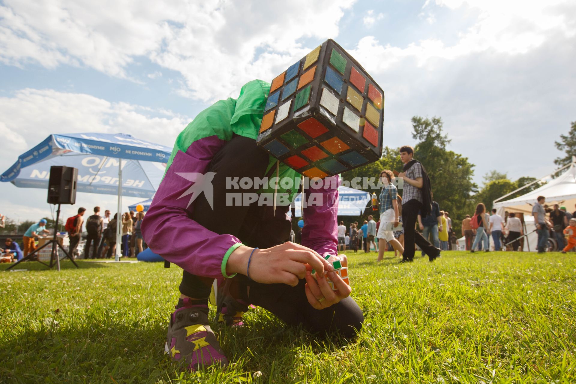 Санкт-Петербург. Молодой человек собирает кубик Рубика на фестивале технологий, науки и искусства Geek picnic в Санкт-Петербурге.