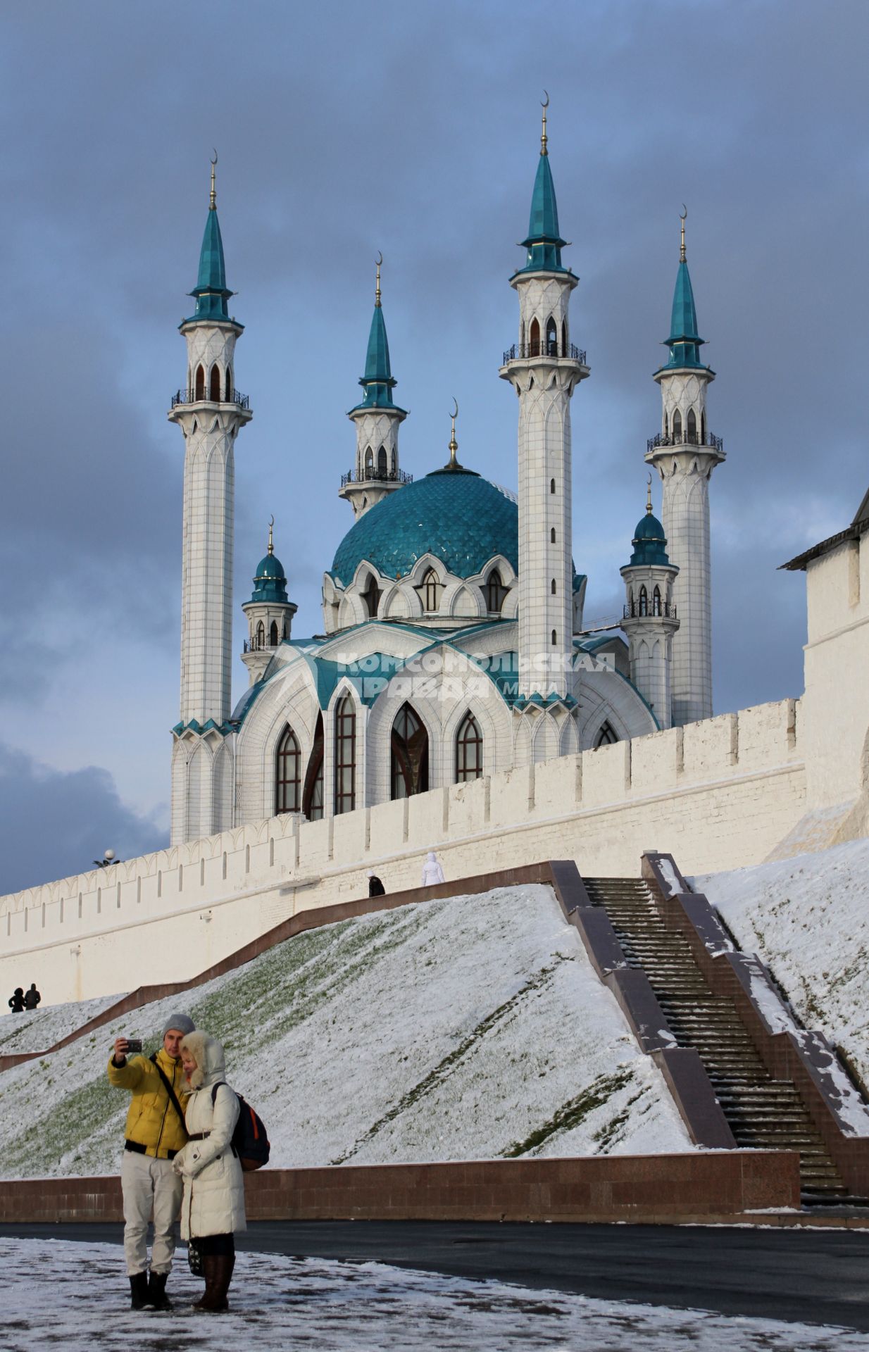 Казань. Туристы фотографируются рядом с  музеем-заповедником `Казанский Кремль`, мечеть Кул-Шариф.