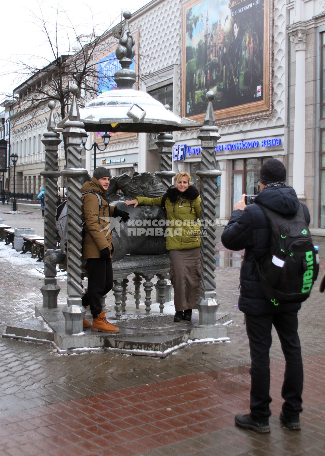 Казань. Девушки фотографируются у памятника  коту на улице Баумана.