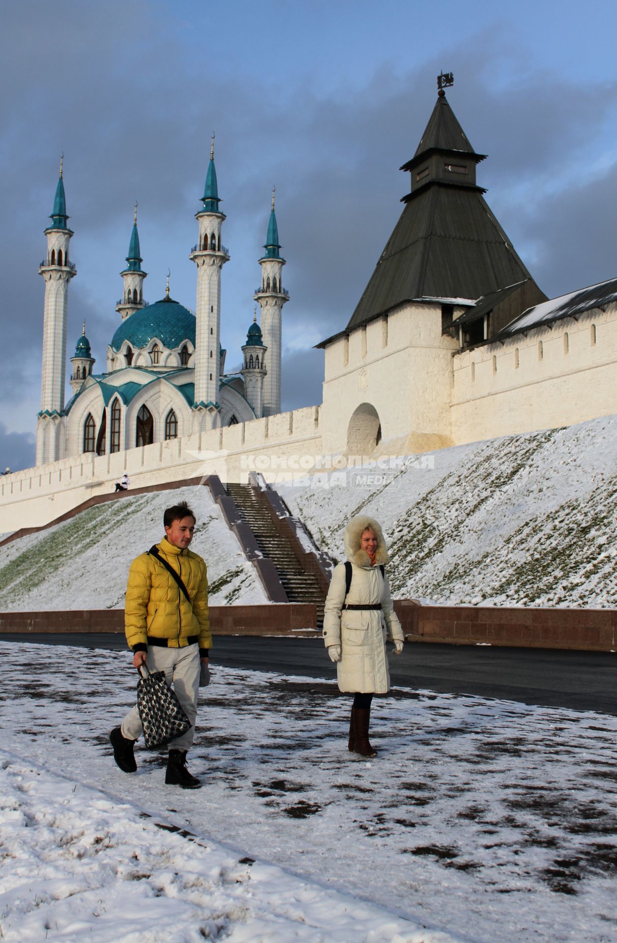 Казань. Туристы  гуляют рядом с  музеем-заповедником `Казанский Кремль`, мечеть Кул-Шариф.