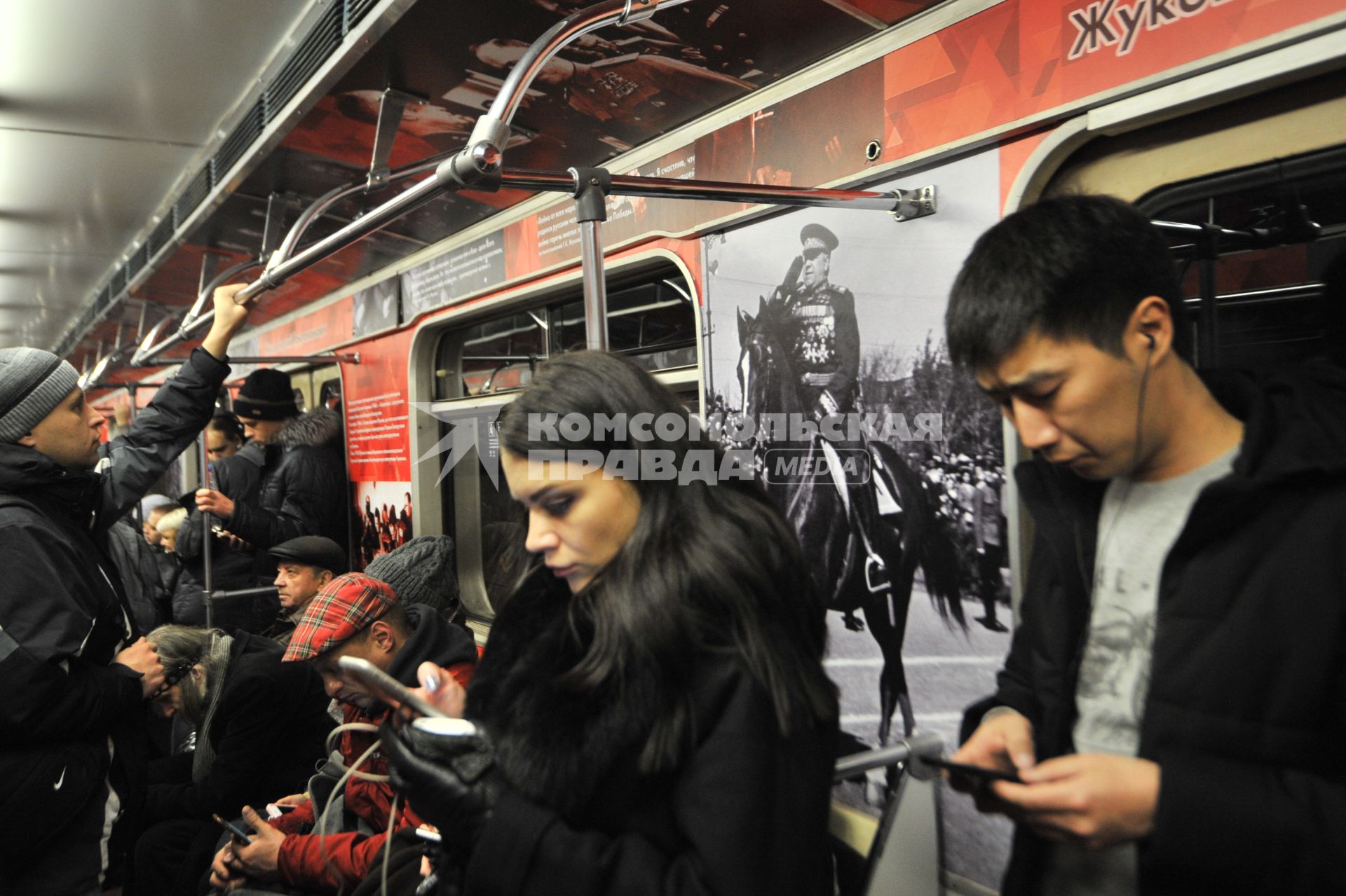 Москва. Пассажиры в вагоне поезда Московского метрополитена с тематическим оформлением`Великие полководцы`.