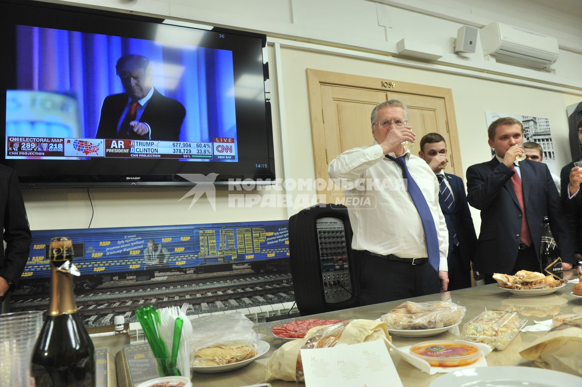 Москва. Лидер ЛДПР Владимир Жириновский   празднует победу Дональда Трампа на президентских выборах в США.