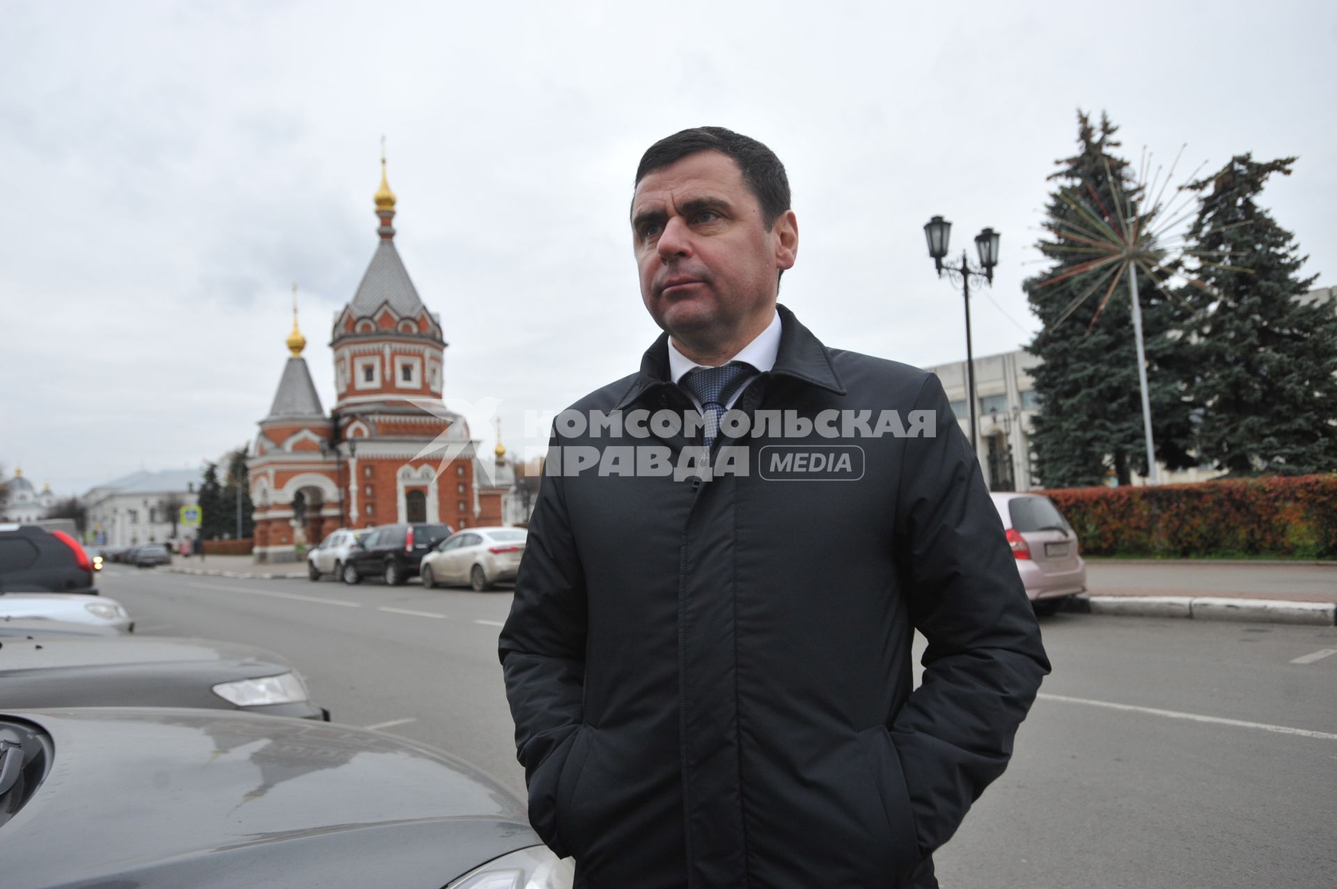 Ярославль. Временно исполняющий обязанности губернатора Ярославской области Дмитрий Миронов на фоне часовни Александра Невского на улице Андропова.