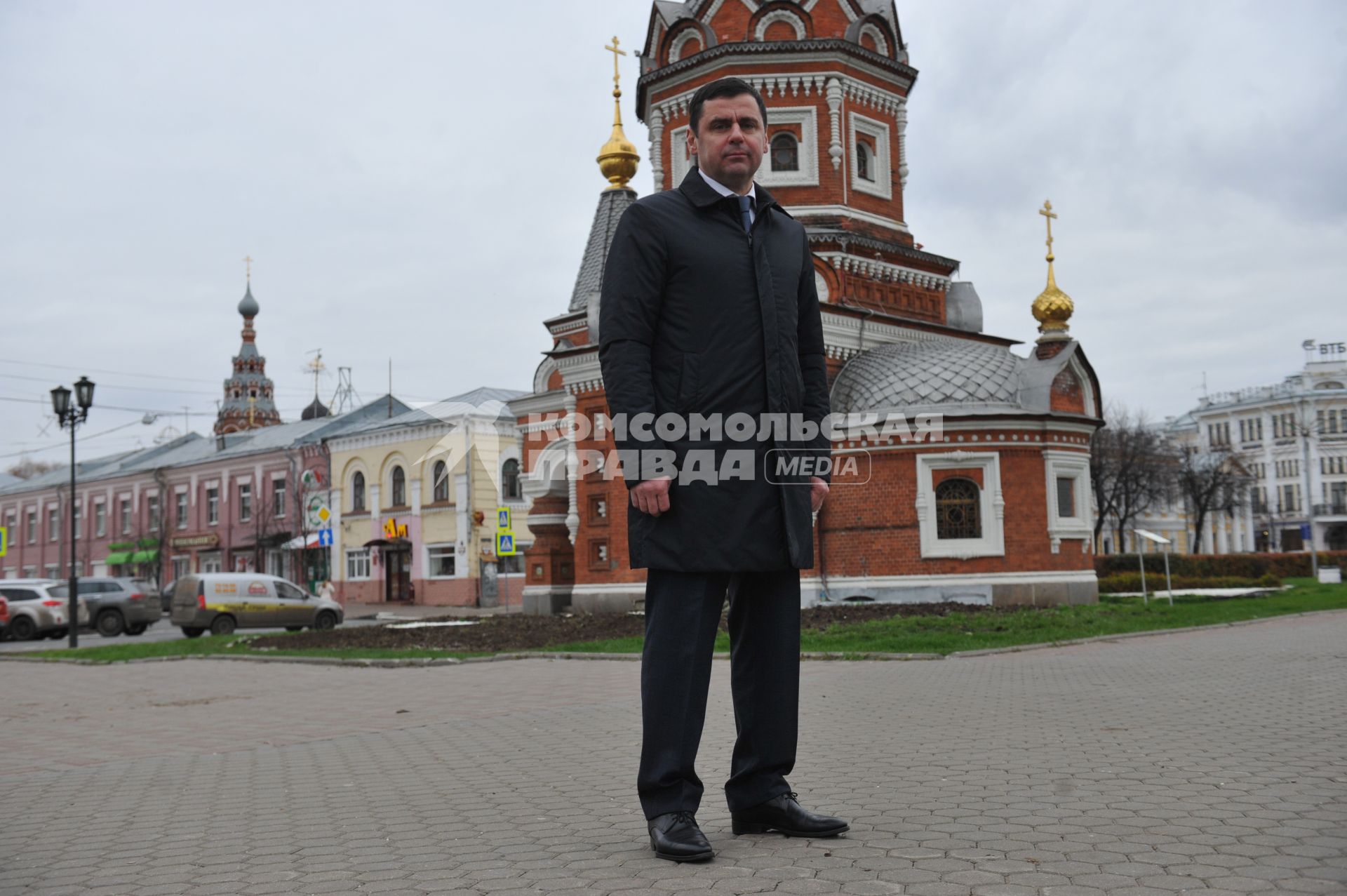 Ярославль. Временно исполняющий обязанности губернатора Ярославской области Дмитрий Миронов на фоне часовни Александра Невского на улице Андропова.