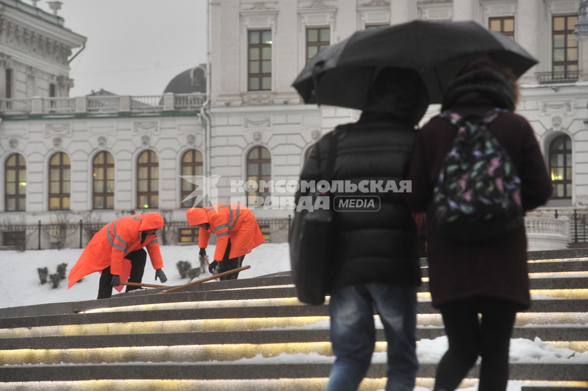 Москва. Уборка снега на Боровицкой площади.