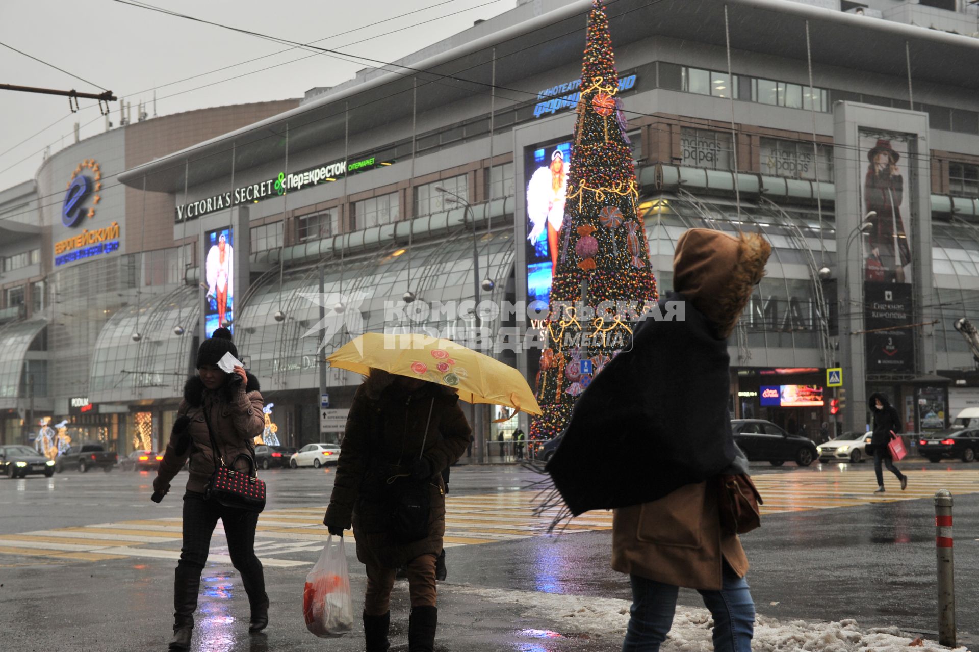 Москва. Прохожие под зонтами у  ТЦ `Европейский` около метро Киевская.