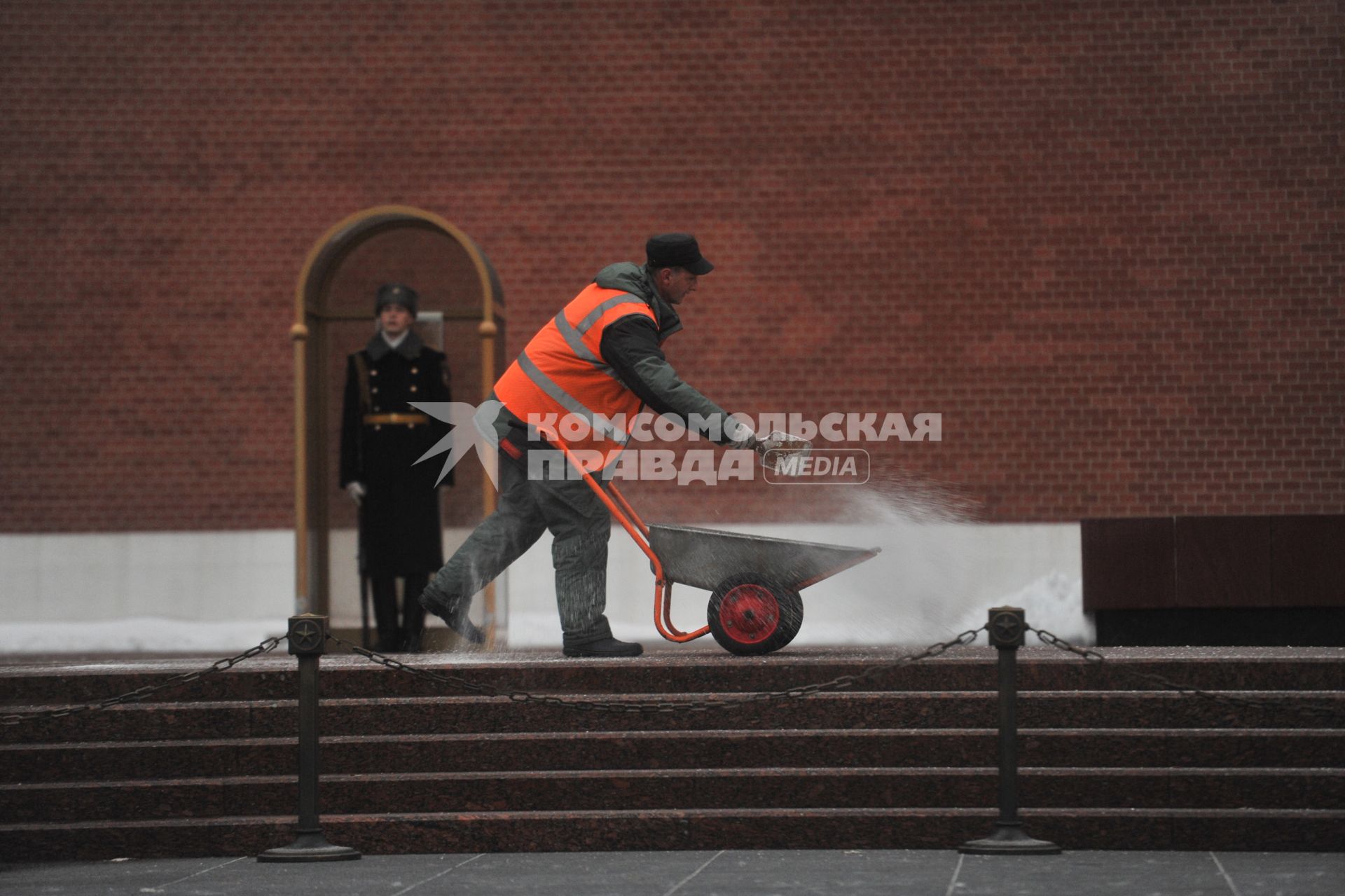 Москва. Сотрудник коммунальных служб рассыпает реагенты возле Могилы Неизвестного Солдата.