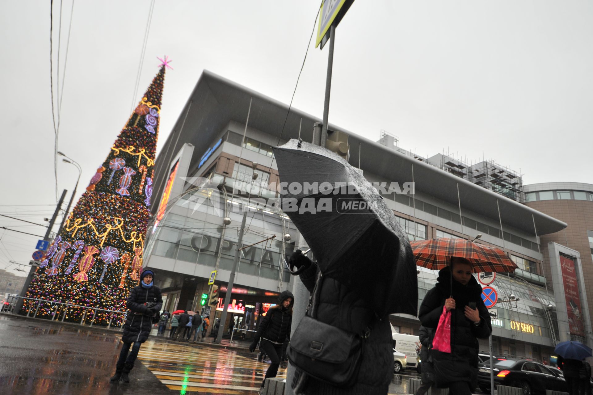 Москва. Прохожие под зонтами у  ТЦ `Европейский` около метро Киевская.