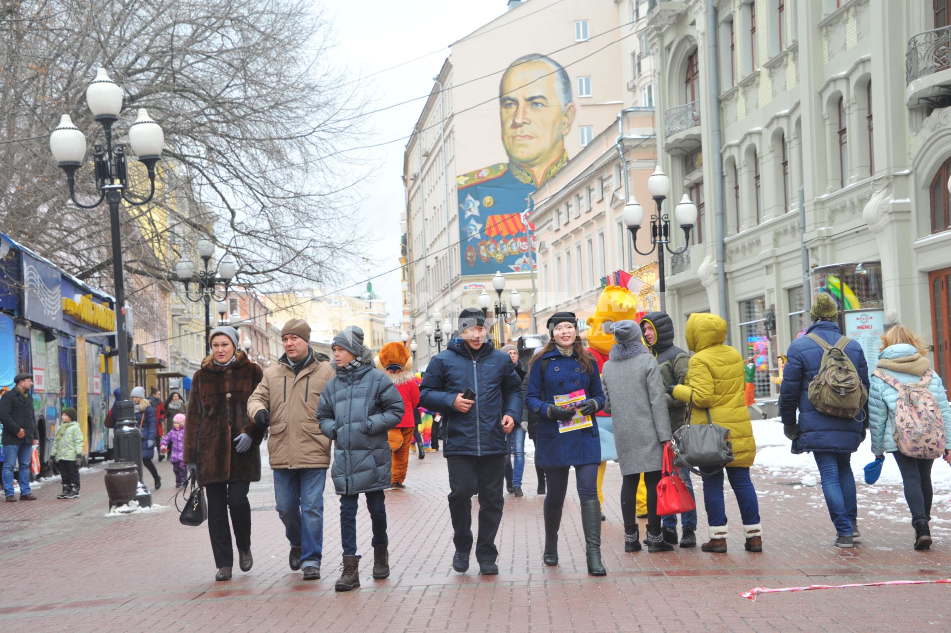 Москва.  Портрет маршала Георгия Жукова на торце дома на Старом Арбате.