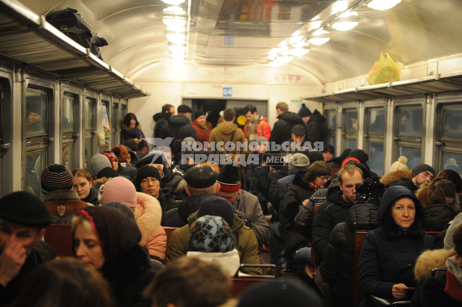 Москва. Пассажиры в электричке Киевского направления.