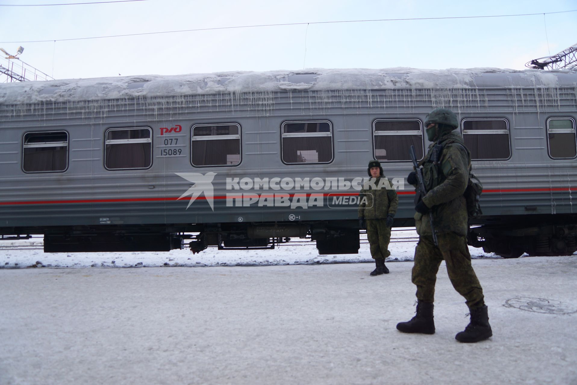 Екатеринбург. Железнодорожный вокзал. Вооруженый солдат охраняет поезд с призывниками, перед их отправкой в Хабаровск