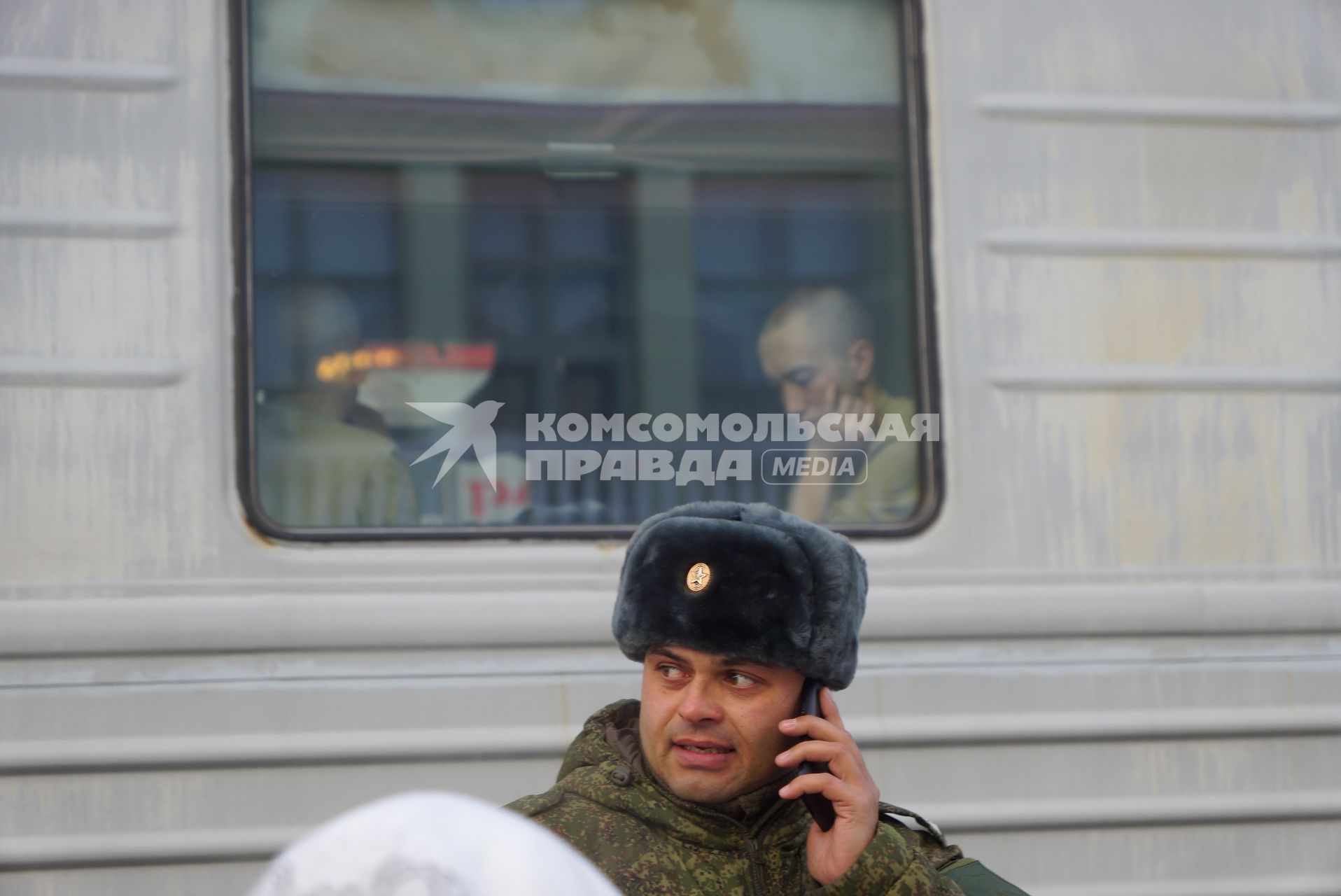 Екатеринбург. Железнодорожный вокзал. Офицер, начальник эшелона у поезда с призывниками, перед их отправкой в Хабаровск