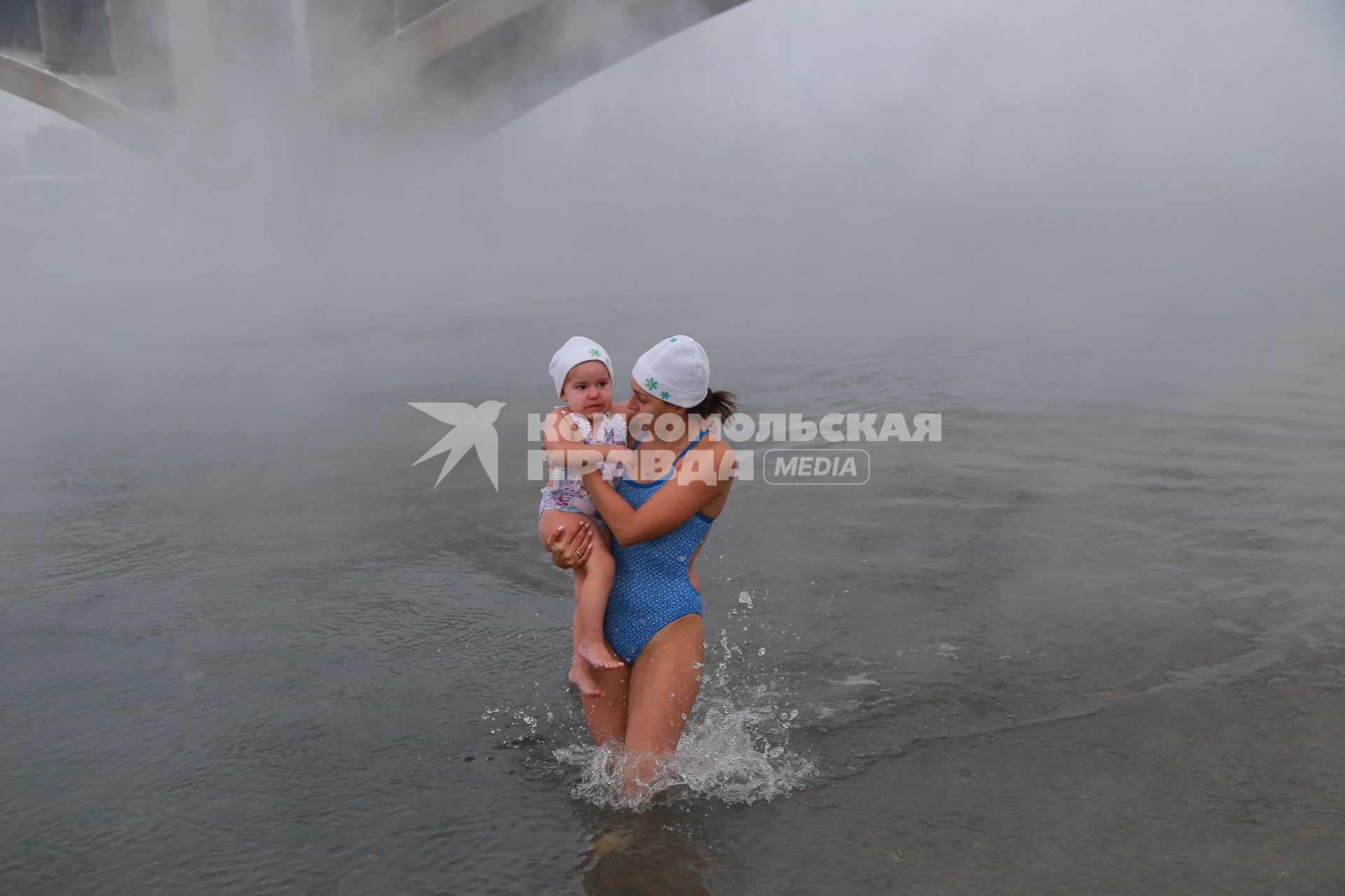 Красноярск. Женщина с ребенкомпосле моржевания.