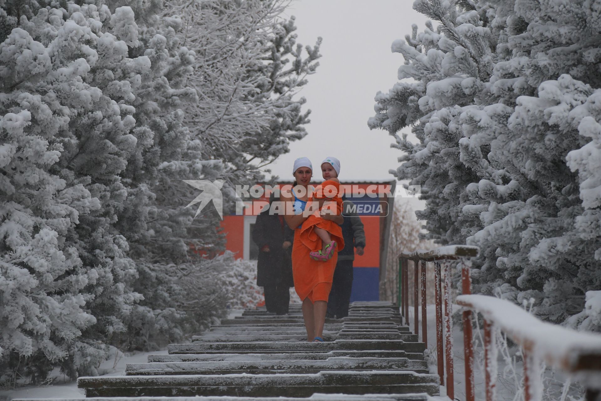 Красноярск. Женщина с ребенком перед моржеванием.